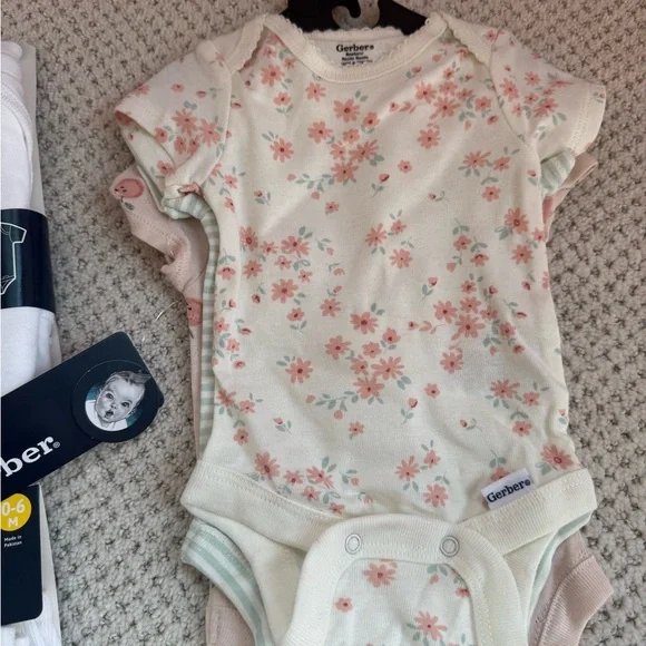 Gerber Baby Onesies and Socks Set NWT - Picture 2 of 3